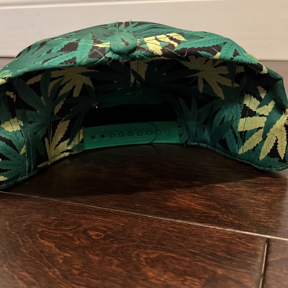 THC Marijuana leaf Hat - Picture 5 of 6